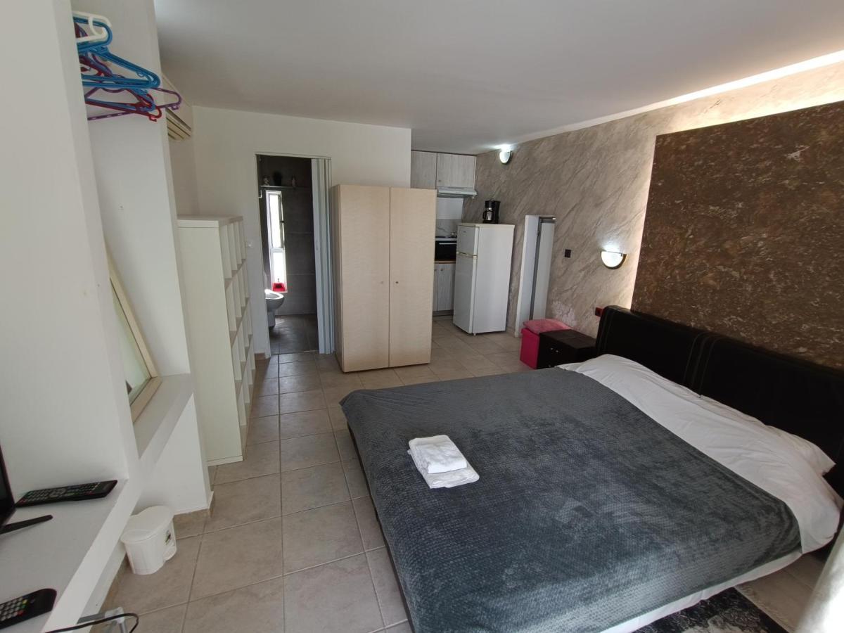 Azalea Garden Apartment With Mountain View Kremasti  Bagian luar foto